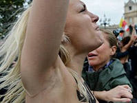 И здесь они отличились. Феминистки облили водой главу католической церкви Бельгии